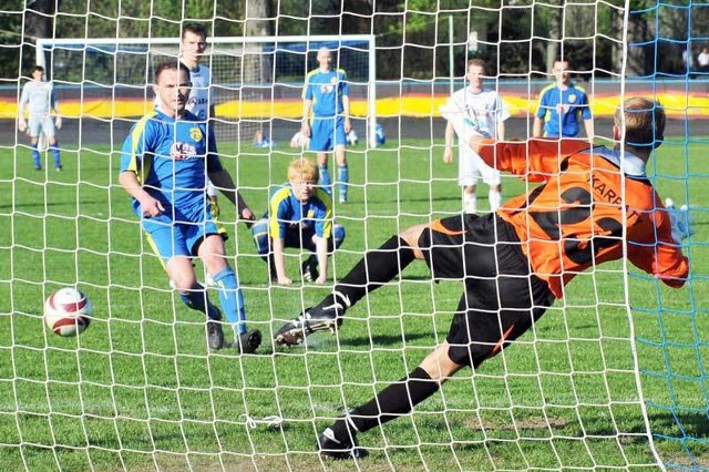 Nz. Kamil Walaszczyk (Partyzant Targowiska) strzela gola z rzutu karnego na 1-1.