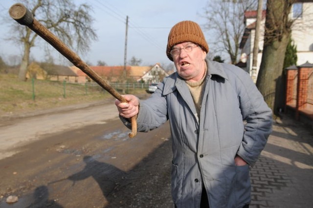 Stefan Matuszewski mieszka w Sieniawie od 40 lat i nieraz widział, jak na feralnej drodze auta gubiły zawieszenia