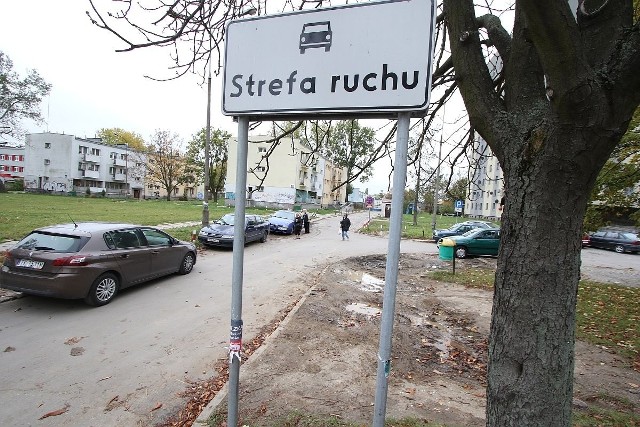 Oznakowanie zastosowane w pobliżu przyszpitalnego parkingu przy ulicy Grunwaldzkiej jest dla kierowców niejasne.