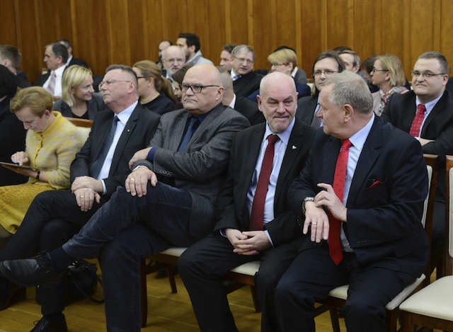 Od prawej: prof. Andrzej Tretyn i Michał Wojtczak na sesji sejmiku