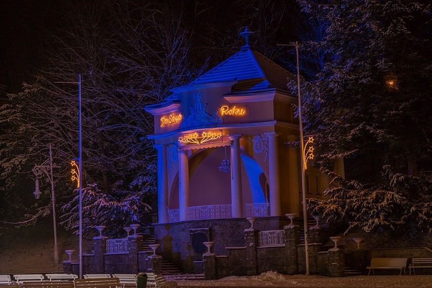 Krynicki deptak przykryty śniegiem i oświetlony iluminacją. Wygląda niesamowicie! 