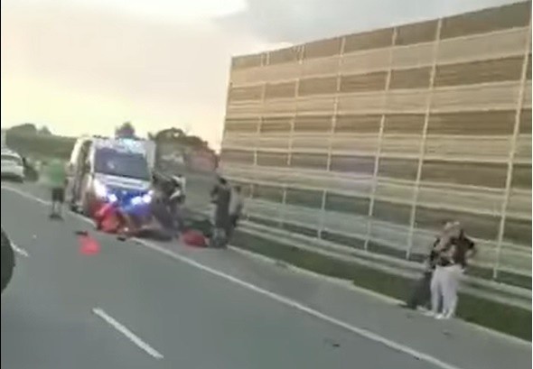 Tragiczny wypadek motocyklisty na autostradzie A1 w Woźnikach. Mężczyzna nie przeżył zderzenia z ciężarówką. Autostrada jest zablokowana