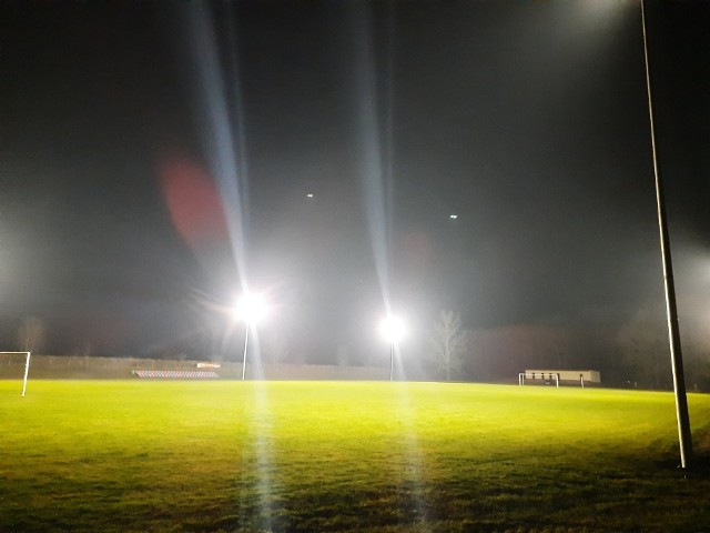 Na stadionie w Chrobrzu, gdzie swoje mecze rozgrywa Strzelec, zamontowano oświetlenie