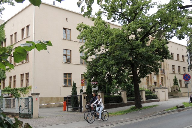 W zorganizowanej przez leśników zbiórce na rzecz służby zdrowia można wziąć udział wpłacając pieniądze na konto, bądź wrzucając datek do skarbonek. Jedna z nich znajduje się w siedzibie Regionalnej Dyrekcji Lasów Państwowych przy ul. Mickiewicza w Toruniu