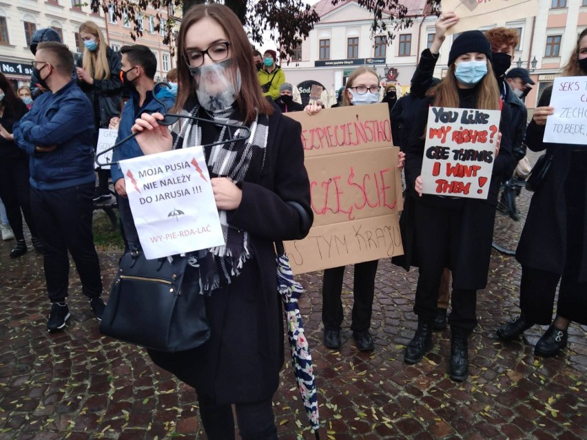 Strajk Kobiet w Rzeszowie. To już drugi protest po czwartkowym orzeczeniu Trybunału Konstytucyjnego ws. aborcji [RELACJA]