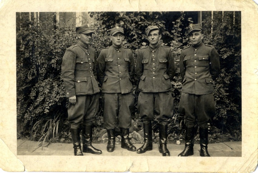 Jan Wojtowicz (drugi z lewej) w polskim mundurze