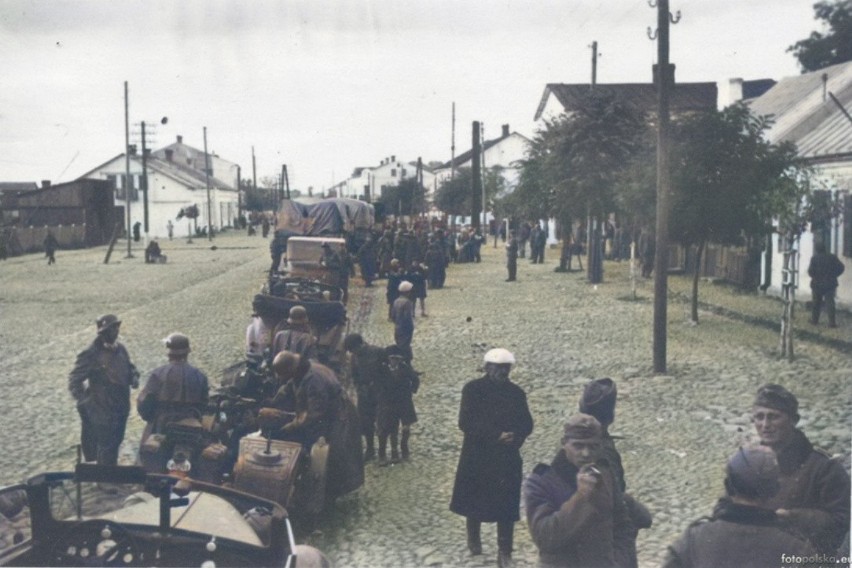 Wrzesień 1939, wojska Wehrmachtu na ulicy Krakowskiej w Białobrzegach. Wojsko opisane jako 7 Dywizja Pancerna