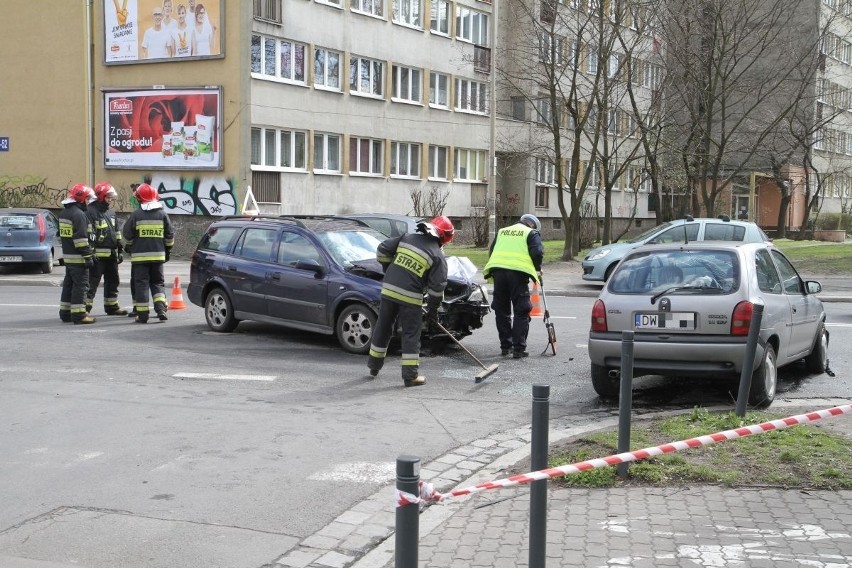 Wrocław: Poważny wypadek obok TGG. Są ranni [ZDJĘCIA]