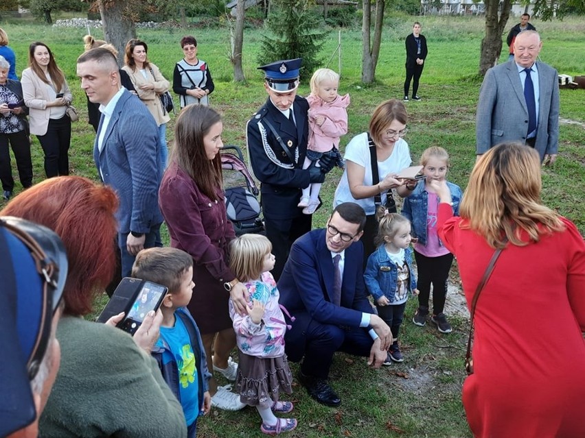 W Nawarzycach premier czuł się jak w domu - chętnie...