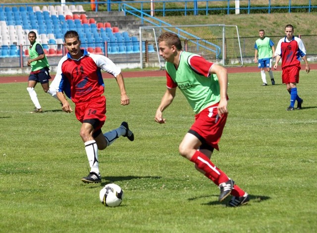 Wśród testowanych we Wdzie piłkarzy był m.in. Krzysztof Szkaradek z Chemika Bydgoszcz (nr 14). Na zdjęciu próbuje zatrzymać Wojciecha Selkę