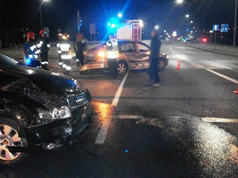 Nowy Sącz. Nocne zderzenie samochodów na rondzie Solidarności