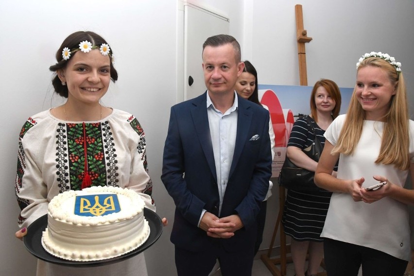 Obchody Dnia Niepodległości Ukrainy w Punkcie Informacyjno-Doradczym dla Cudzoziemców w Kielcach. Był tort i tradycyjne potrawy [ZDJĘCIA] 