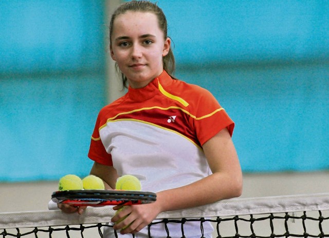 Aleksandra Wierzbowska zainteresowała się tenisem, gdy zobaczyła trenujące siostry Radwańskie. Obecnie sama ćwiczy nawet trzy razy dziennie, w ubiegłym roku została mistrzynią Polski dwunastolatek