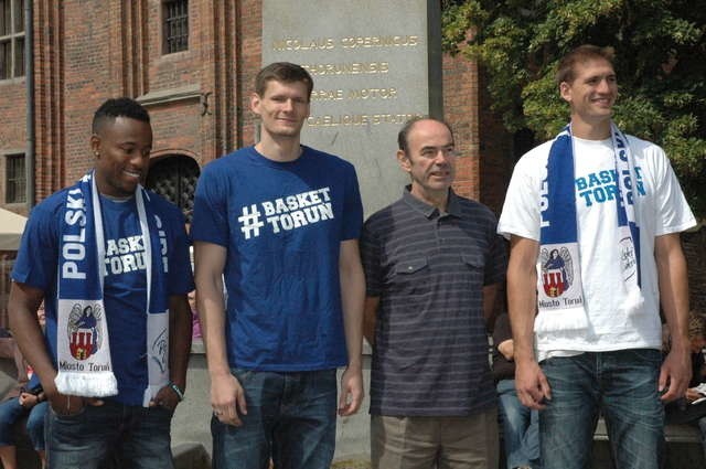 Na zdjęciu ostatni zawodnicy, którzy dołączyli do zespołu beniaminka z Torunia. Od lewej stoją: Amerykanin Jamar Diggs, Aleksander Perka, dyrektor sportowy Ryszard Szczechowiak i Kanadyjczyk Sean Denison