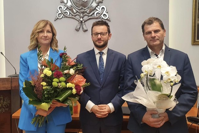 Burmistrz Kaliński (w środku) z Dorotą Balak i Andrzejem Hałatem. To radni, którzy kierują koalicyjnym klubem w RM a który ma zapewnić burmistrzowi przegłosowanie projektu