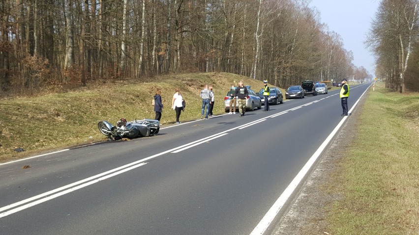 Wypadek na DK nr 11 koło Szczecinka. Motocyklista ranny [zdjęcia]