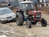 Samochody toną w błocie na osiedlu Zelejowa w Chęcinach. Gmina obiecuje interwencję. Kiedy? [ZDJĘCIA]