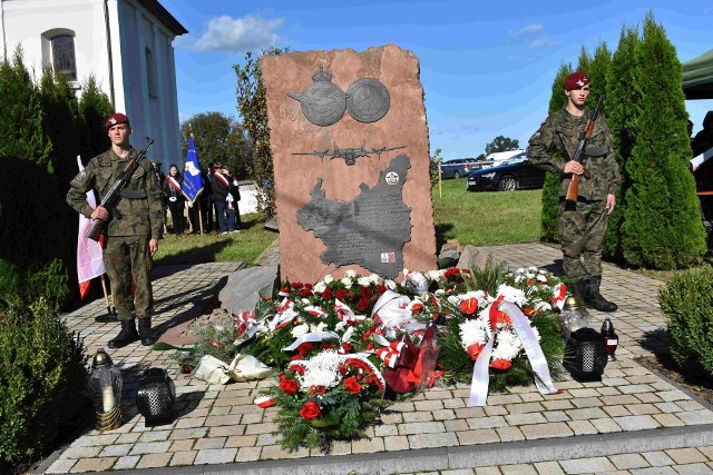 Przy pomniku wartę honorową przedstawiciele Związku Strzeleckiego „Niepodległość” imienia generała Bronisława Kwiatkowskiego