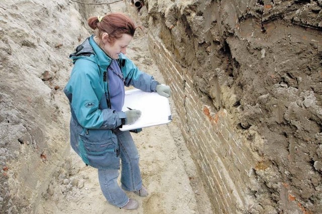 Na ulicy Armii Krajowej archeolodzy odkryli pozostałości Bramy Solnej, przez którą wiodła droga w kierunku warzelni i portu. Przy murach stoi Beata Wywrot-Wyszkowska. 