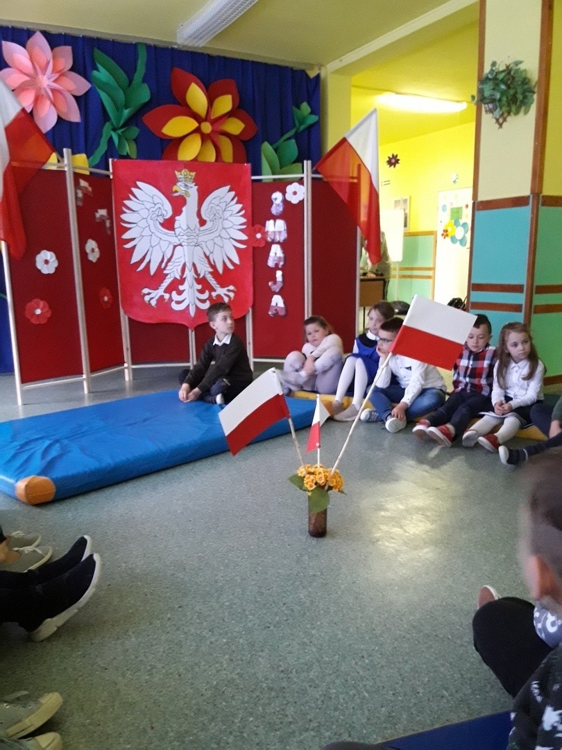 Rocznica uchwalenia Konstytucji Trzeciego Maja w Publicznej Szkole Podstawowej imienia Marii Konopnickiej w Pieczyskach, w gminie Chynów
