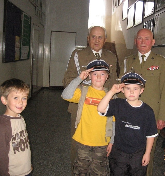 Od lewej Józef Marczewski i Bronisław Dąbrowski po spotkaniu z uczniami Szkoły Podstawowej w Pilchowie, koło Stalowej Woli.