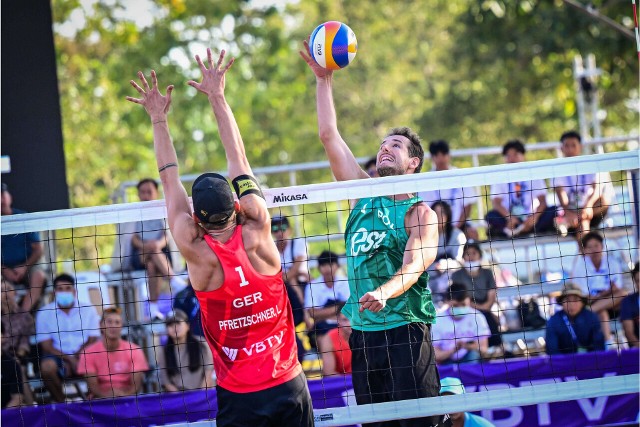 Siatkarze plażowi Piotr Kantor i Jakub Zdybek w półfinale turnieju w Tajlandii