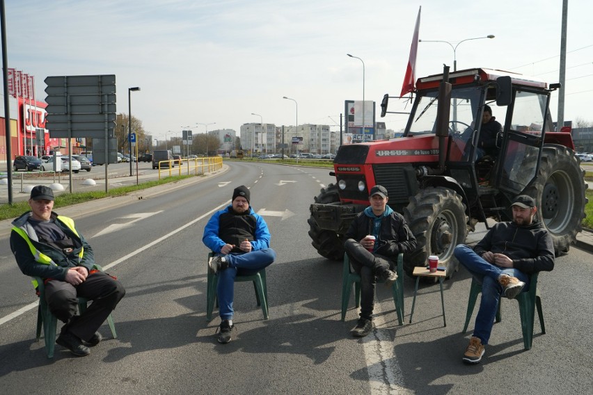 Tak wygląda protest rolników w Toruniu i Łysomicach. W...