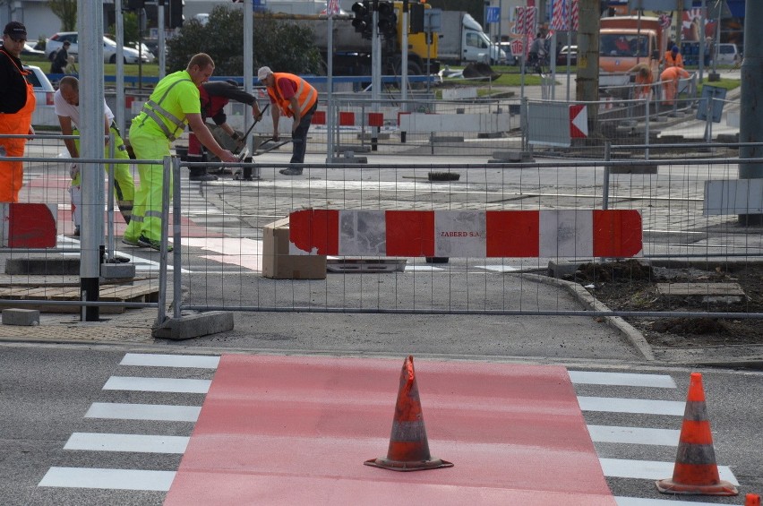 Wrocław: Korki na Legnickiej. Malują nowe przejście dla pieszych (ZDJĘCIA)