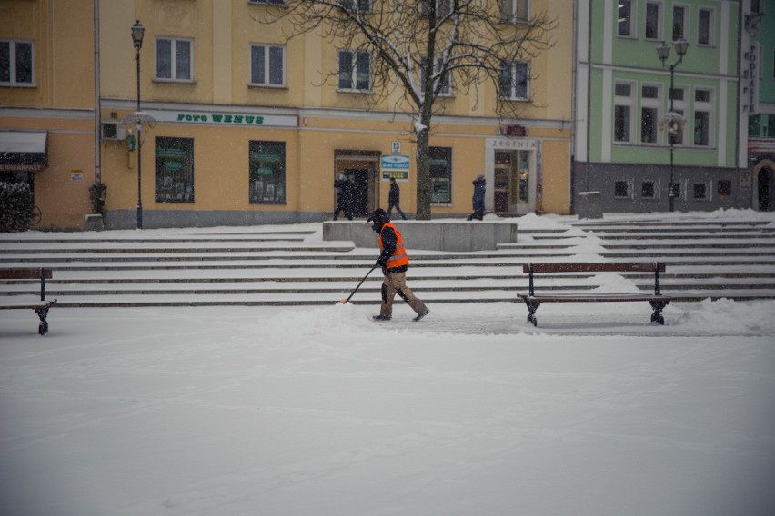 Atak zimy w Białymstoku. Ośnieżanie ulic. "Gdzie są piaskarki?" denerwują się mieszkańcy [ZDJĘCIA]