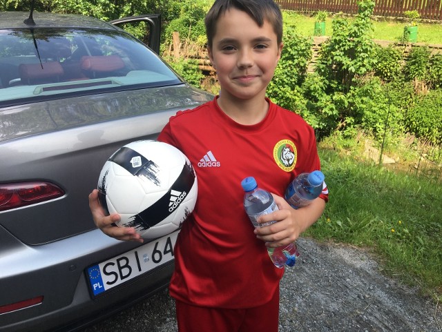 Dzieci ze Szczyrku otrzymały piłki, jakie parafia ewangelicka zbierała na czas Euro 2020