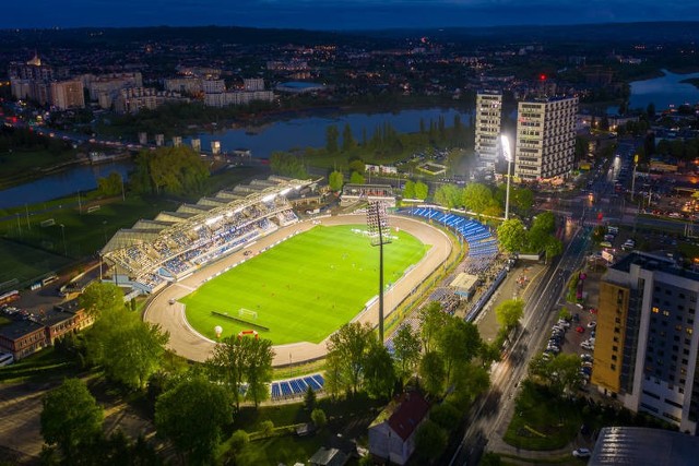 W najbliższy weekend czeka nas cała masa meczów piłki nożnej. Jeździć będą również żużlowcy. Każdy znajdzie coś dla siebie. Sprawdźcie Sportowy Rozkład Jazdy na najbliższy weekend.WYDARZENIA SPORTOWE NA KOLEJNYCH SLAJDACH