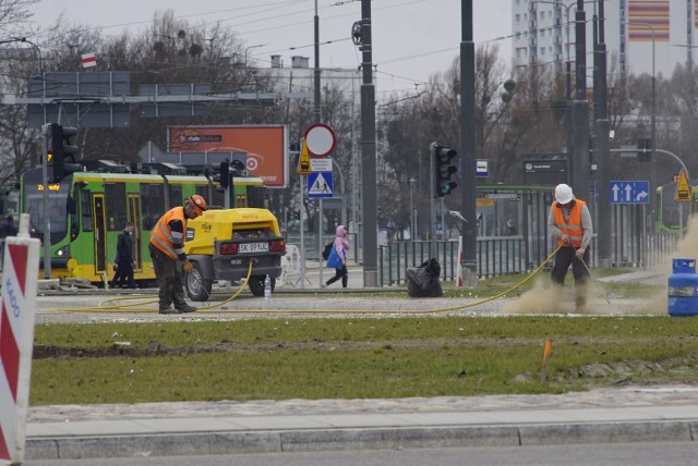 W tym tygodniu prowadzone są prace wykończeniowe nawierzchni jezdni ul. Krzywoustego, na odcinku między rondem a mostem Królowej Jadwigi, rozpoczęte 15 marca.