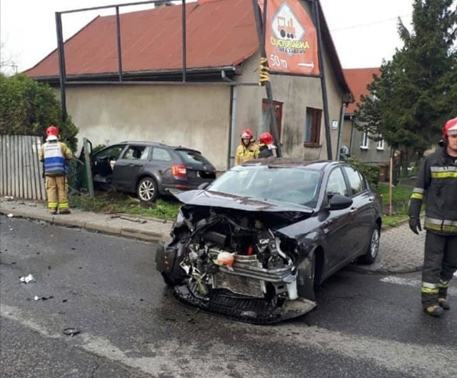 W wypadku zderzyły się dwa samochody. Dwie osoby, w tym dziecko, trafiły do szpitala.