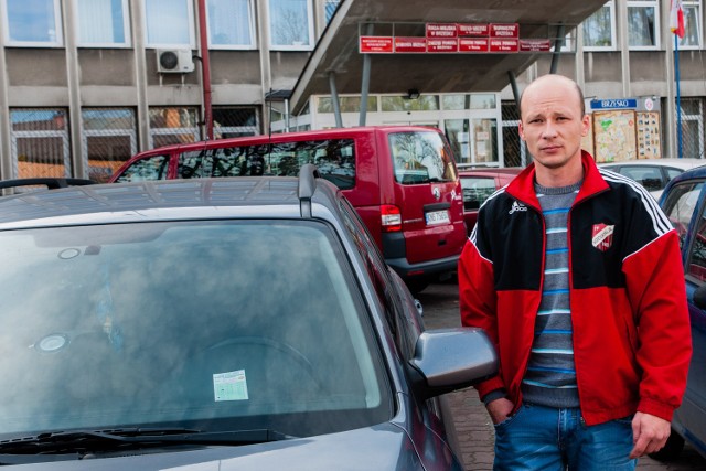 Dawid Nieć zawsze płaci za parking przed Urzędem Miasta w Brzesku, ale uważa, że postój w tym miejscu powinien być bezpłatny. W starciu magistratu ze starostwem kibicuje temu drugiemu
