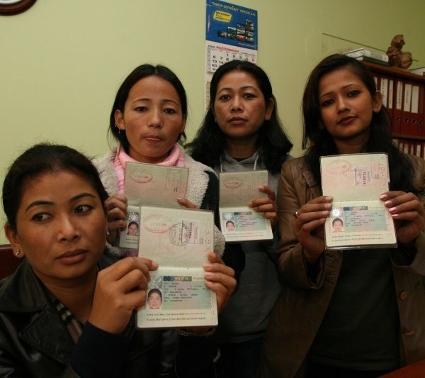 Cztery Nepalki, które przyjechały zbierać truskawki, miały szczęście, znalazły pracę w zakładach drobiarskich.