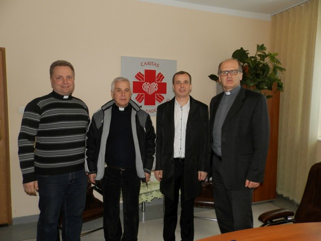 Aleksander Mordyński, ksiądz Jurij Nagorny (od lewej) z ukraińskiej Caritas gościli w radomskiej Caritas. 