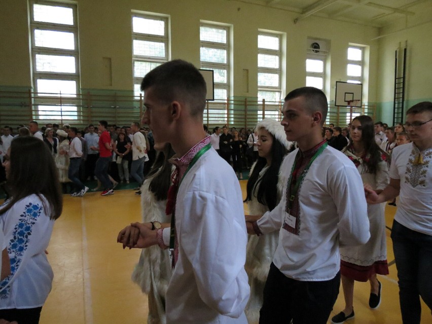 Międzynarodowy polonez na rozpoczęcie roku szkolnego w Zespole Szkół Zawodowych numer 2 w Starachowicach (ZDJĘCIA)