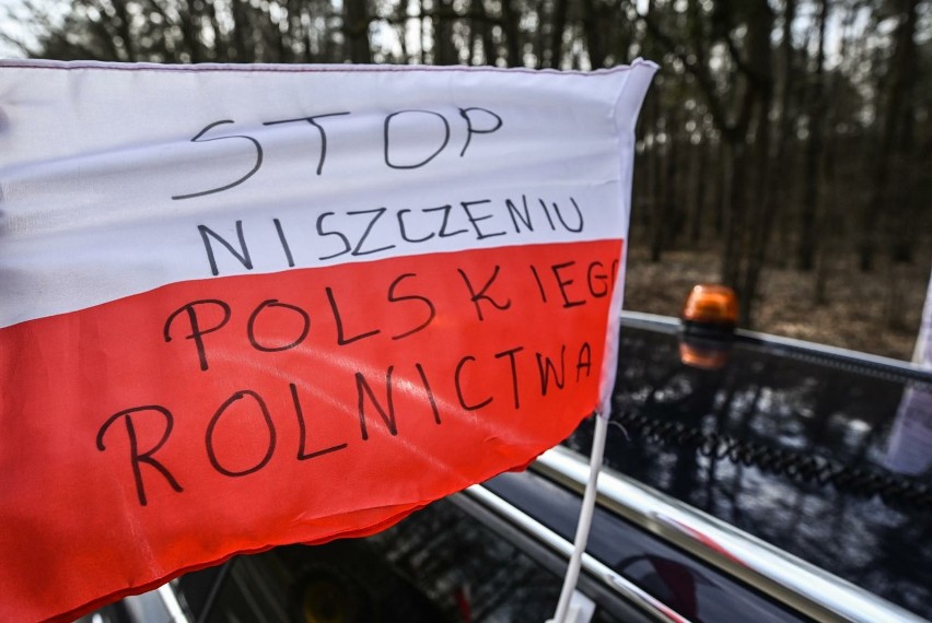 "Zielony nieład. Gaz, pała i uchwała". Protest rolników na trasie Bydgoszcz - Koronowo. Zobacz zdjęcia