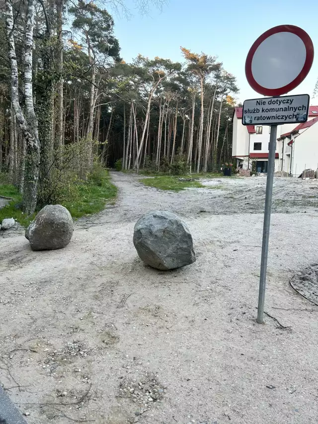 Od ulicy Sosnowej w Łebie, na tyłach budynków przy ulicy Nadmorskiej, prowadzi leśna ścieżka. Na jej początku stoi znak zakazu ruchu a obok kilka miesięcy temu zostały posadowione trzy głazy zagradzające wjazd. Zakaz nie dotyczy służb komunalnych i ratowniczych.