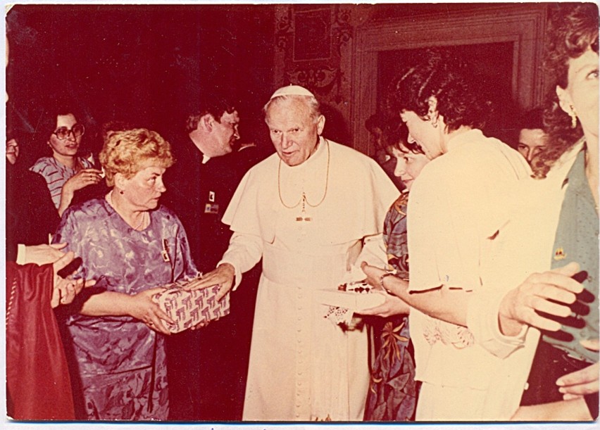 Wręczanie darów Janowi Pawłowi II w Rzymie, w kwietniu 1989...