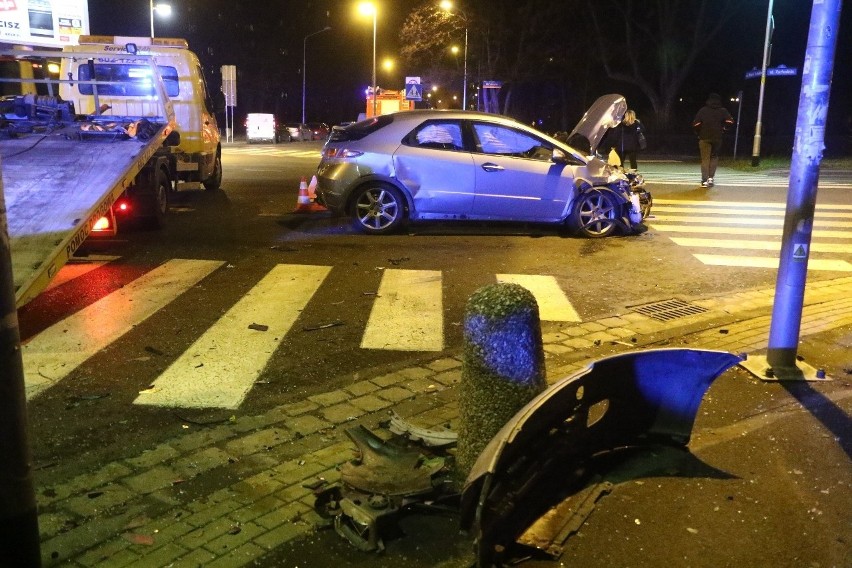 Wypadek na Zachodniej przy kościele. Samochód wpadł na chodnik 