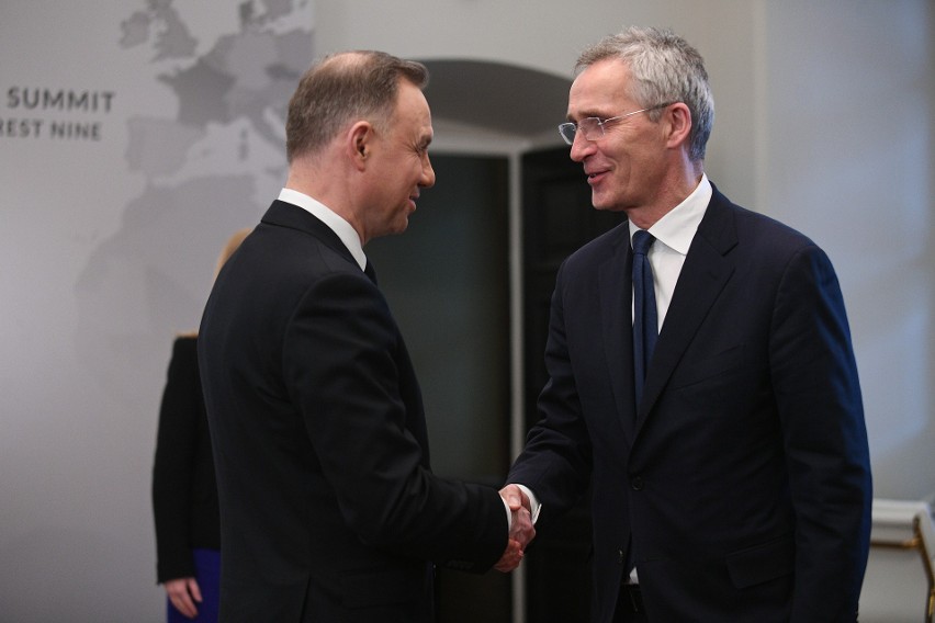 Prezydent RP Andrzej Duda i sekretarz generalny NATO Jens...