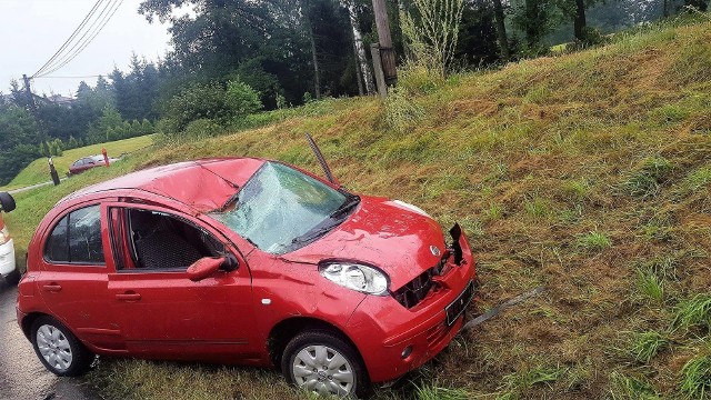 Tak wygląda nissan po dachowaniu, w akcji ratunkowej brali udział m.in. druhowie z Jawiszowic