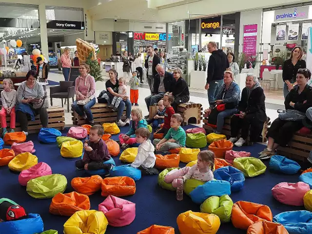 Sobotnie obchody Dnia Recyklingu w Pasażu Łódzkim. Organizatorzy przygotowali atrakcje dla dzieci i dorosłych.
