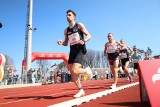 Mistrzostwa Polski w biegu na 10 tysięcy metrów w Olkuszu rozpoczęte. W zawodach wystartują najlepsi biegacze z całego kraju. Zobacz zdjęcia