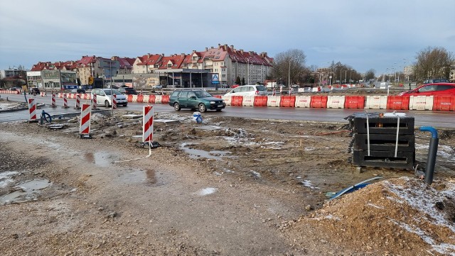 Firma „Trakt”, która wykonuje przebudowę skrzyżowania alei Solidarności  i 1000-lecia Państwa Polskiego oraz ulicy Domaszowskiej w Kielcach wstrzymała budowę. Zobacz więcej zdjęć >>>