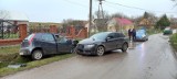 Wypadek w Jakubowicach w gminie Działoszyce. Czołowe zderzenie dwóch samochodów. Ranne dwie osoby