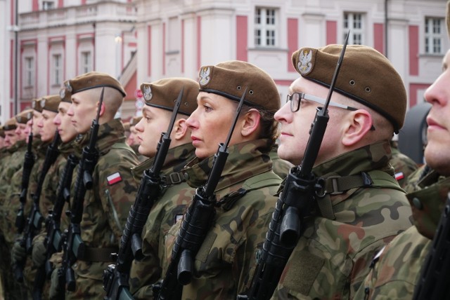 W ten weekend przysięgi wojskowe odbywają się w siedmiu miastach w Polsce, tj. w Warszawie, Kędzierzynie Koźlu, Kamieniu Pomorskim, Książenicach, Poznaniu, Ciechanowie oraz we Wrocławiu. Do WOT przystąpi łącznie 440 nowych żołnierzy. Więcej zdjęć --->