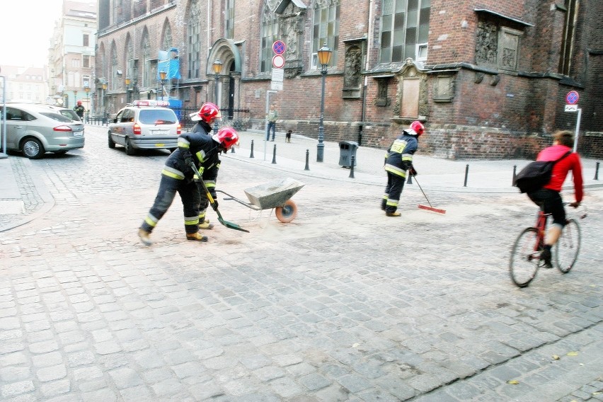 Wrocław: Olej spożywczy sparaliżował centrum. Zamknięte ulice, to nie żart (ZDJĘCIA)