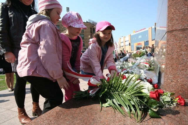 - Przynieśliśmy kwiatki dla pana prezydenta i jego żony. Oni zginęli w tym wypadku - mówiły wczoraj Oliwia Wencel, Paulina Mroczkowska i Maja Naumowicz z przedszkola nr 13 przy ul. Brackiej.